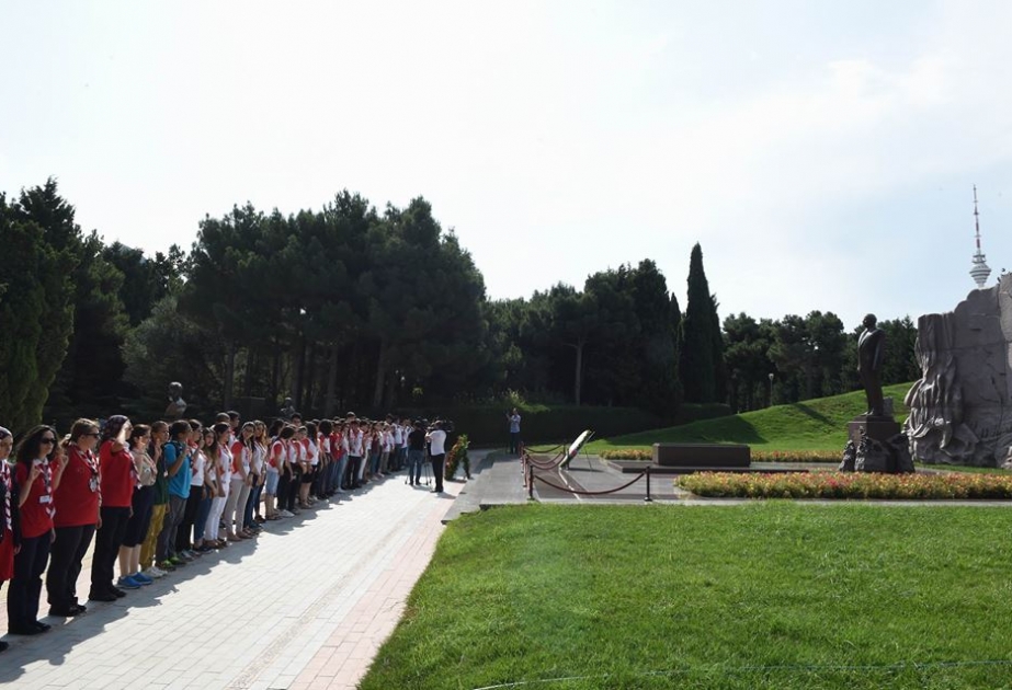 Les participants de la Conférence mondiale du scoutisme se rendent aux allées d’Honneur et des Martyrs