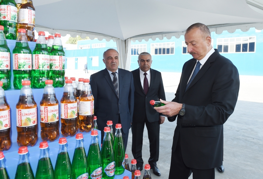 Le président Ilham Aliyev inaugure une usine de limonade à Guédébey VIDEO