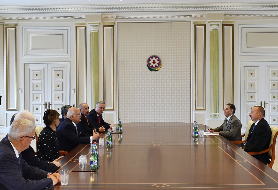 Le président Ilham Aliyev a reçu une délégation du Centre international Nizami Gandjavi VIDEO