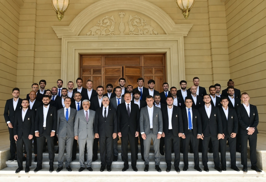 Präsident Ilham Aliyev empfängt Mitglieder von FC Qarabağ VIDEO