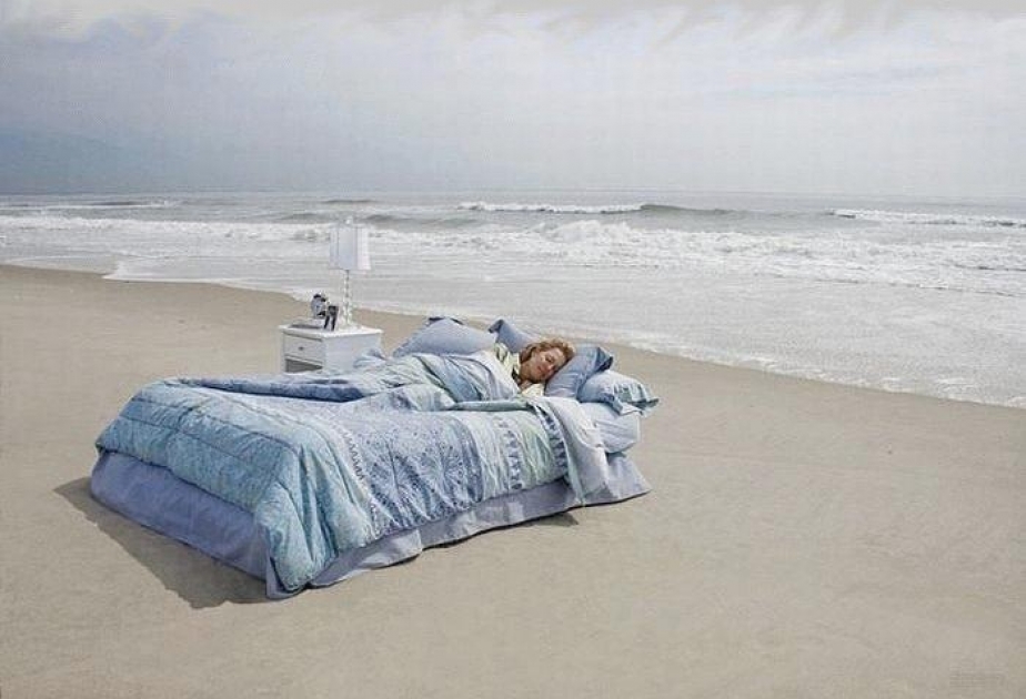 Пока спал на пляже. Кровать на пляже. Кровать на берегу моря. Жить у океана. Кроватьтна пляже.