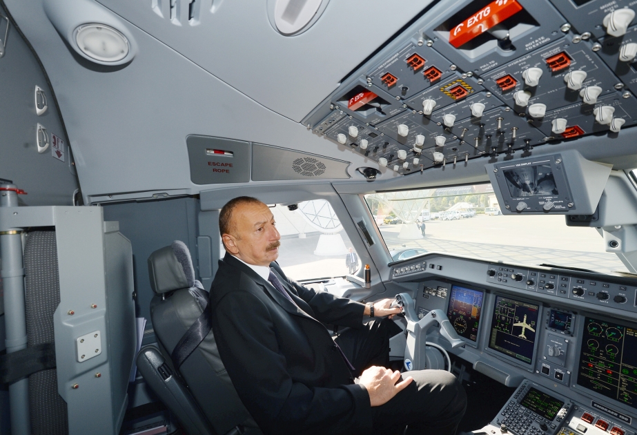 Le président Ilham Aliyev a pris connaissance du premier Embraer 190 livré à Bakou par la compagnie aérienne Buta Airways VIDEO