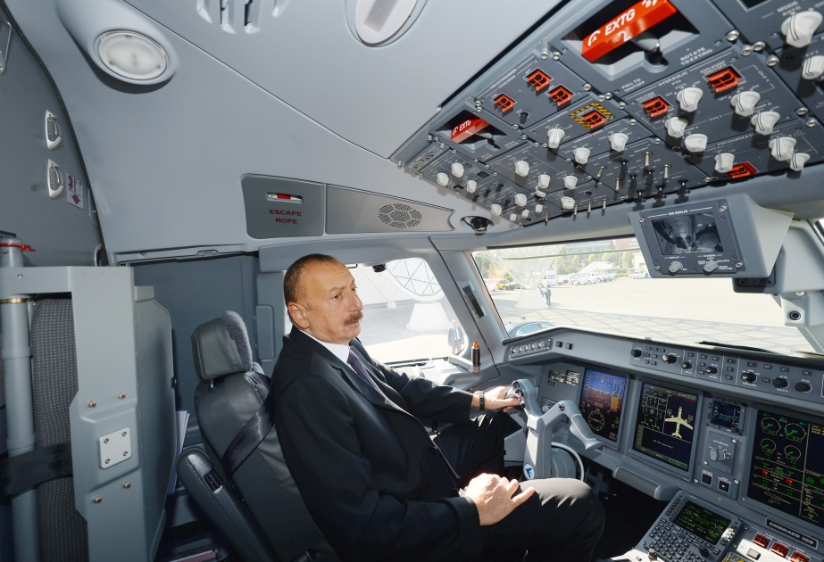 Staatspräsident Ilham Aliyev inspiziert neu gebrachtes Flugzeug "Embraer 190" von Buta Airways VIDEO