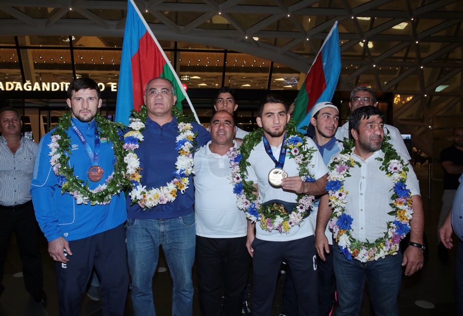 Dünya çempionatında 1 qızıl, 2 bürünc medal qazanan Azərbaycan güləşçiləri Vətənə qayıdıblar VİDEO