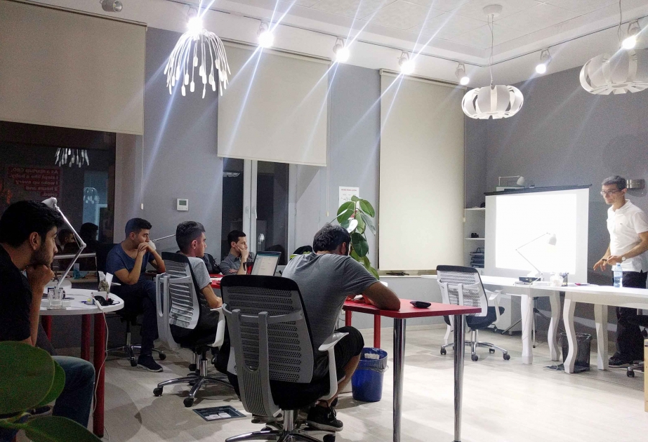 В центре «Applab» проведен интенсивный тренинг на тему составления бизнес-планов