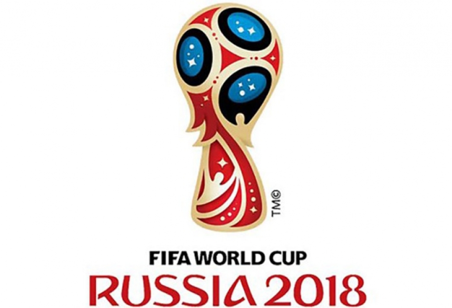 طاقم التحكيم البولندي يدير مباراة بين النرويج وأذربيجان