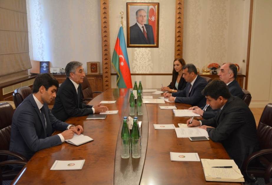 Le nouvel ambassadeur tadjik remet la copie figurée de ses lettres de créance à Elmar Mammadyarov