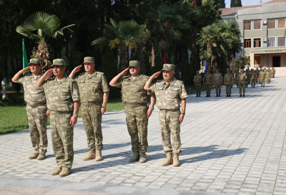 Müdafiə Nazirliyinin rəhbərliyi ön xətdə hərbi qulluqçularla görüşüb