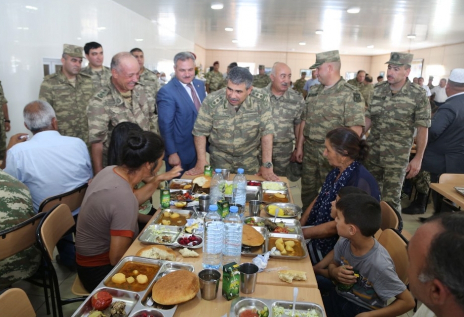 Müdafiə naziri cəbhə bölgəsində “Açıq qapı” günündə iştirak edib