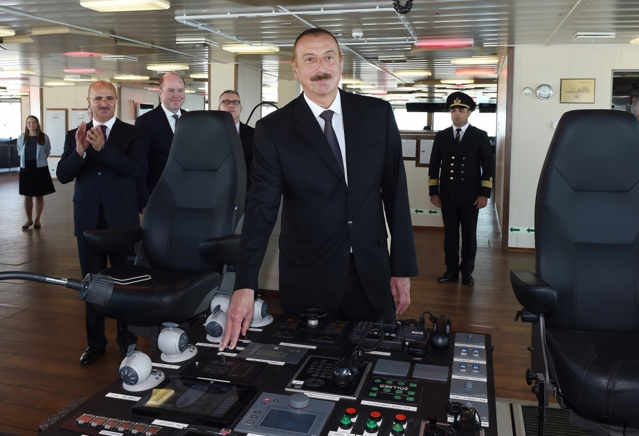 Präsident Ilham Aliyev besucht Präsentation des Unterwasser-Bauschiffes "Chankändi" VIDEO