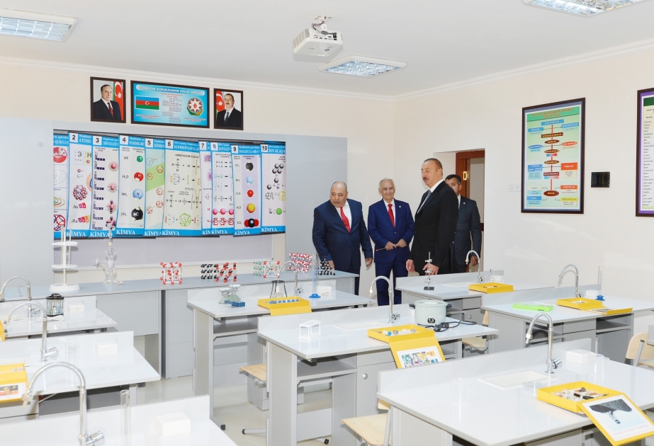 Le président Ilham Aliyev s’est familiarisé avec les conditions créées à l’école №212 dans l’arrondissement de Narimanov de Bakou VIDEO