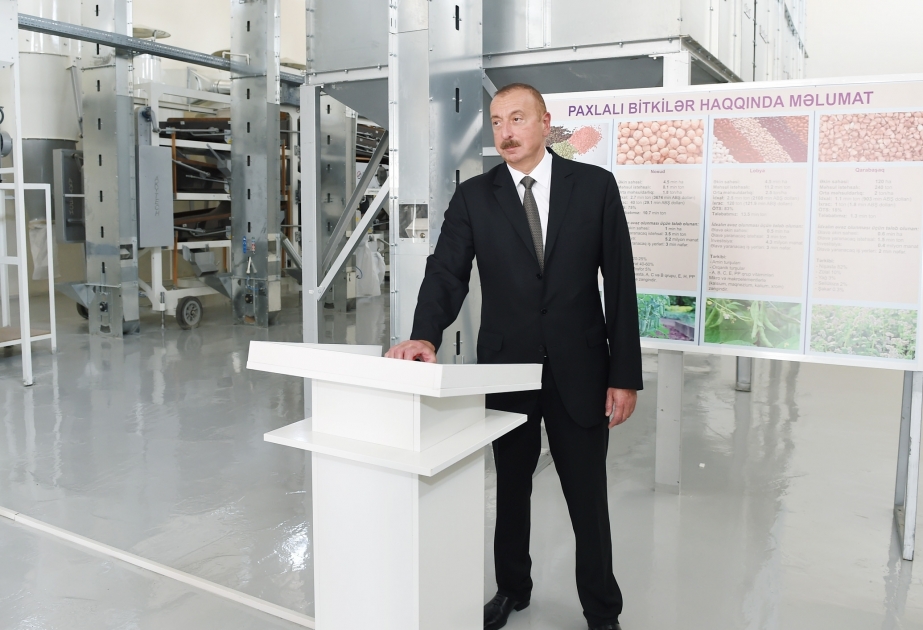 Staatspräsident Ilham Aliyev weiht Unternehmen für Reinigung und Verpackung von Körner- und Hülsenfrüchten in Jalilabad ein