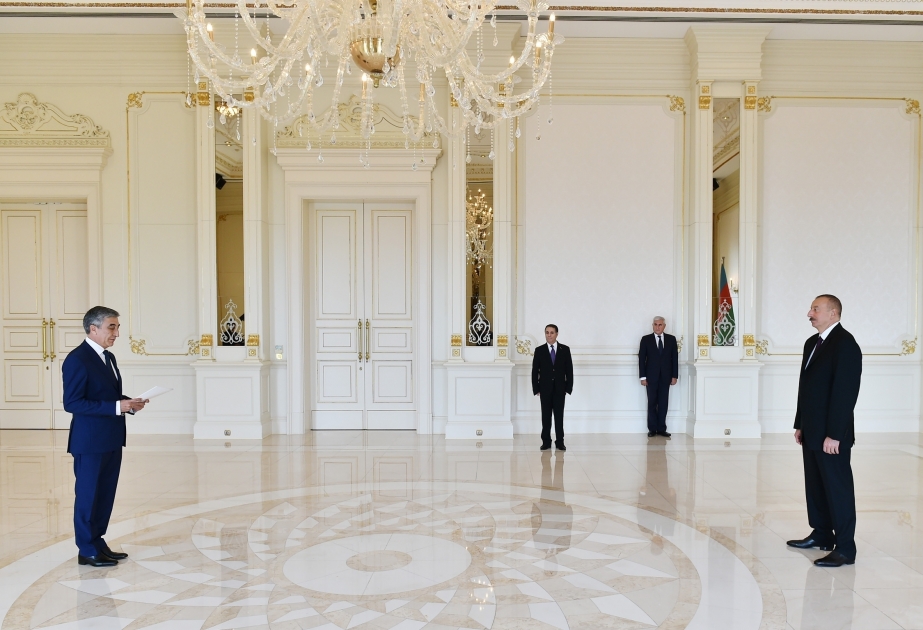 Le président Ilham Aliyev a reçu les lettres de créance du nouvel ambassadeur tadjik VIDEO
