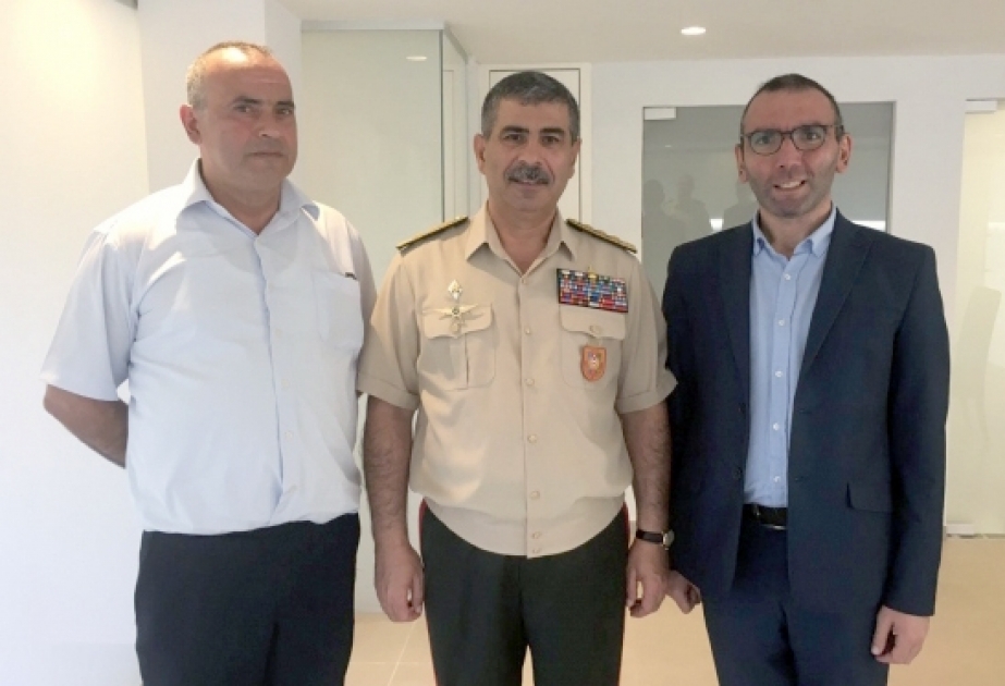 Müdafiə naziri Azərbaycanın Milli Qəhrəmanı Albert Aqarunovun qardaşı ilə görüşüb
