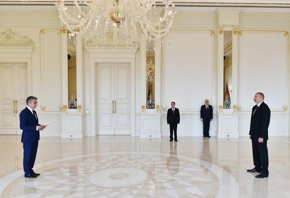 Staatspräsident Ilham Aliyev empfängt neuen Botschafter von Tadschikistan zur Entgegennahme des Beglaubigungsschreibens VIDEO