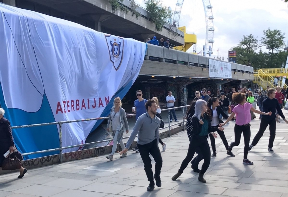 Flashmob zur Unterstützung für FK Karabach in London