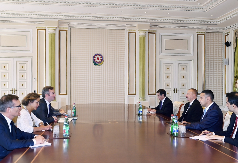 الرئيس علييف يستقبل وزير الدولة بوزارة الخارجية الفرنسية مع الوفد المرافق له