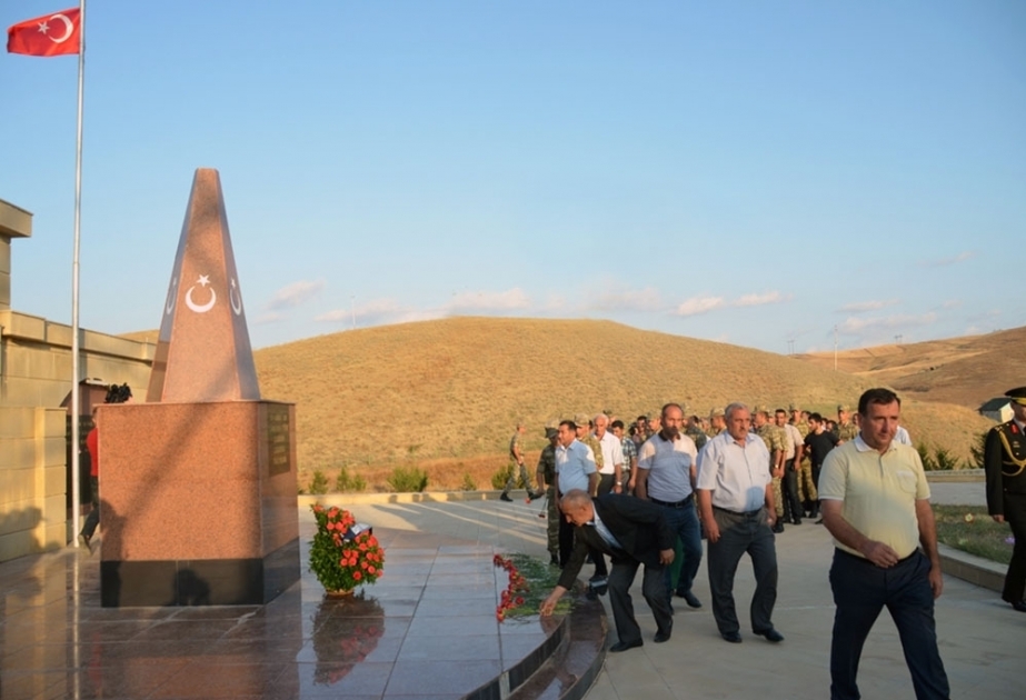 Acıdərə türk şəhidliyinə yürüş: Hər kəs bir bardaq su ilə gəlib