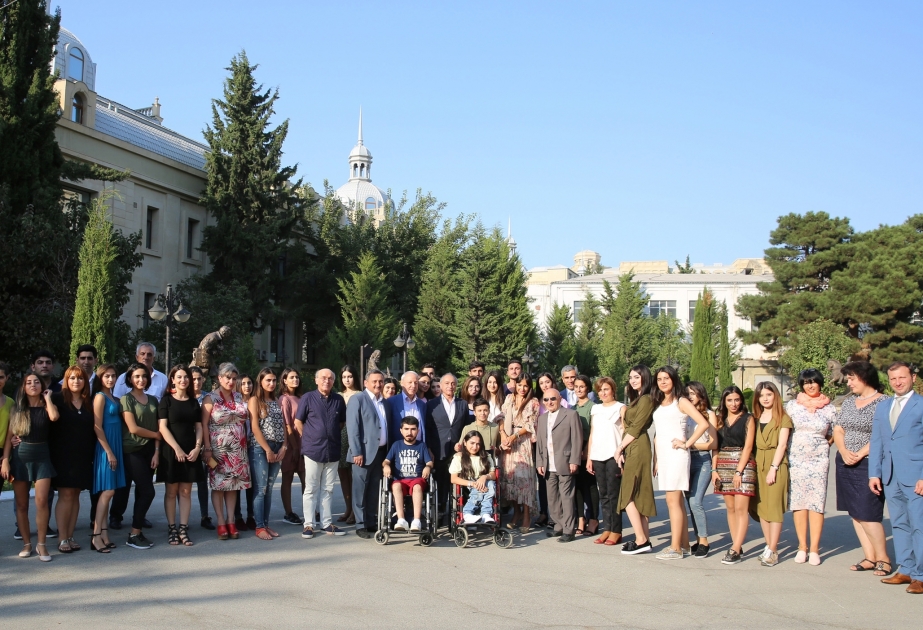 Vizepräsidentin der Heydar Aliyev Stiftung Leyla Aliyeva besucht Staatliche Kunstakademie