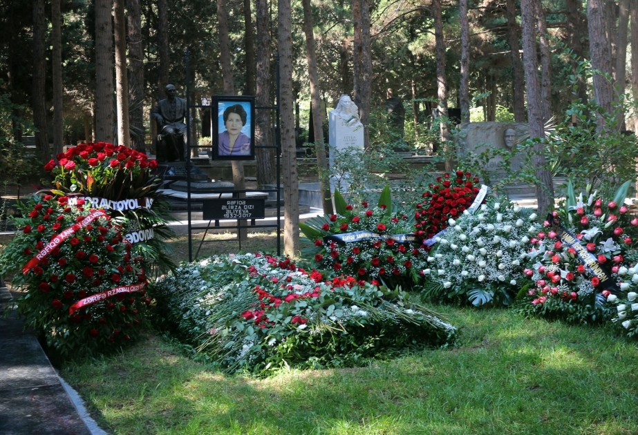 Коллектив БГУ посетил Аллею почетного захоронения