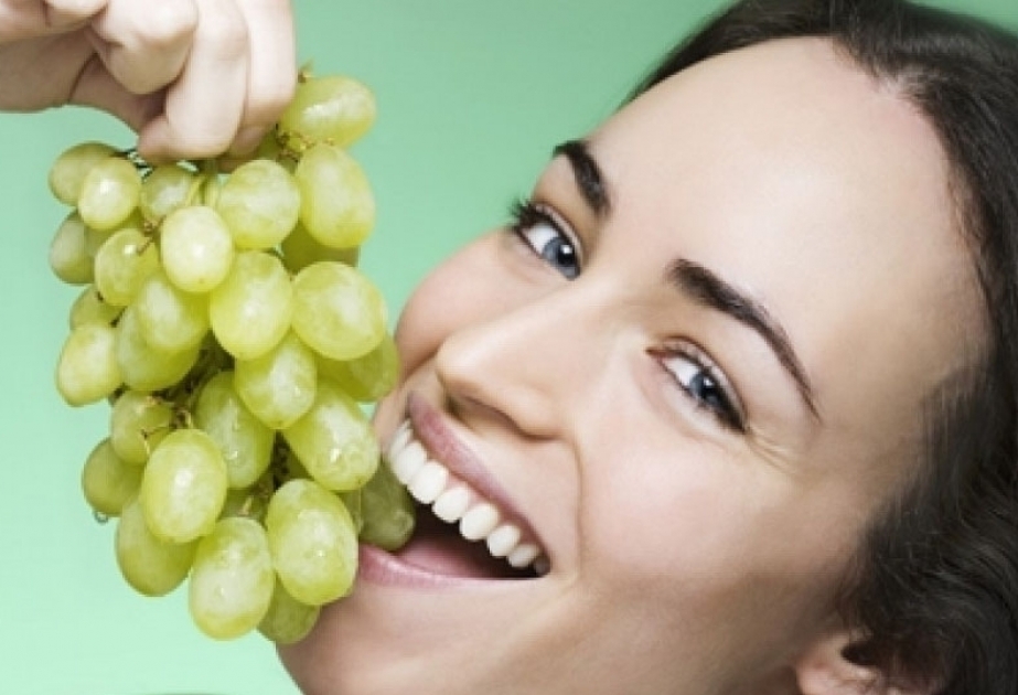Девушка есть виноград. Девушка с виноградом. Фотосессия с виноградом. Девушка ест виноград. Виноград брюнетка.