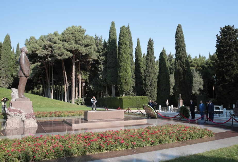 Participants of international conference on Azerbaijan-China economic relations pay respect to national leader Heydar Aliyev and Azerbaijani martyrs