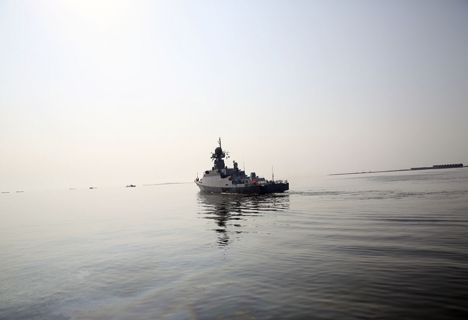 Les navires de la flottille russe de la mer Caspienne quittent le port de Bakou