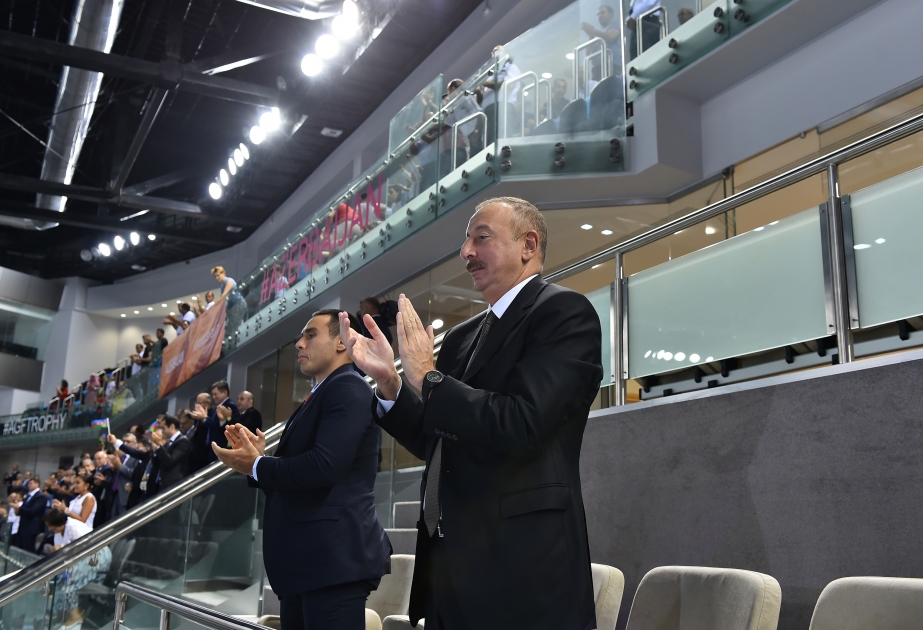 Azərbaycan komandası qadınlar arasında voleybol üzrə Avropa çempionatına qələbə ilə başlayıb  Prezident İlham Əliyev milli komandamızın oyununa baxıb VİDEO