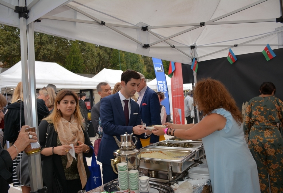 L’ambassadeur Rahman Mustafayev a visité la tente gastronomique de l’Azerbaïdjan installée au bord de la Seine