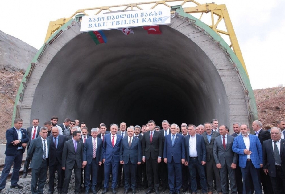 Des fonctionnaires azerbaïdjanais, géorgiens et turcs se familiarisent avec les travaux de finition du chemin de fer Bakou-Tbilissi-Kars