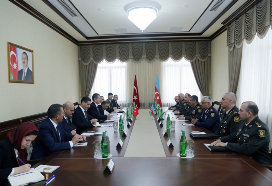 بحث مسائل التعاون الحربي بين أذربيجان وتركيا