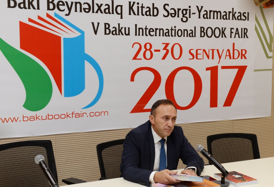 В Баку презентовали книгу стихов азербайджанского поэта Молла Панаха Вагифа на 12 языках мира
