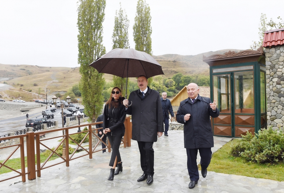 Schamachhi: Staatspräsident Ilham Aliyev inspiziert touristische Infrastruktur im Demirtschi Dorf VIDEO