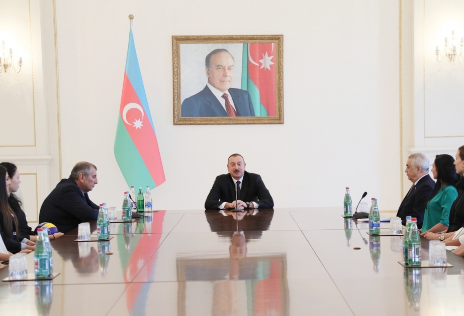 Staatspräsident Ilham Aliyev empfängt nationale Volleyballmannschaft der Frauen VIDEO