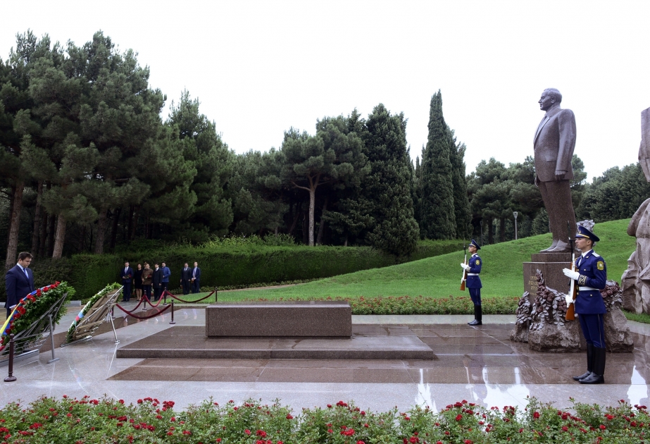 Ukrainian FM pays respect to national leader Heydar Aliyev and Azerbaijani martyrs