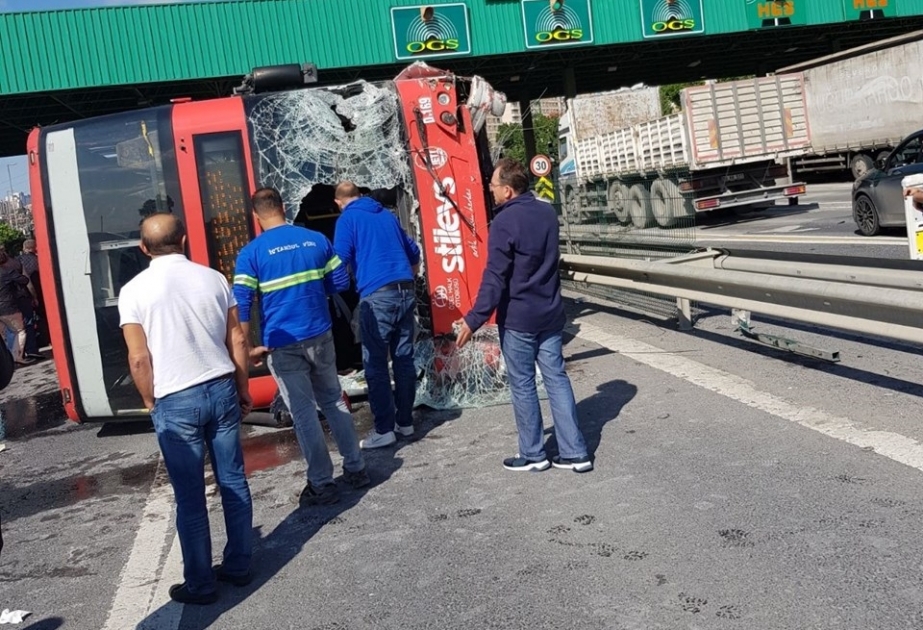 В Стамбуле перевернулся пассажирский автобус