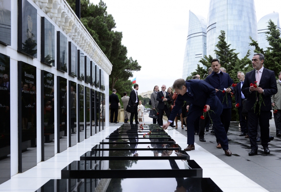 وفد مجلس الاتحاد الأوروبي يزورون مقبرة الشهداء