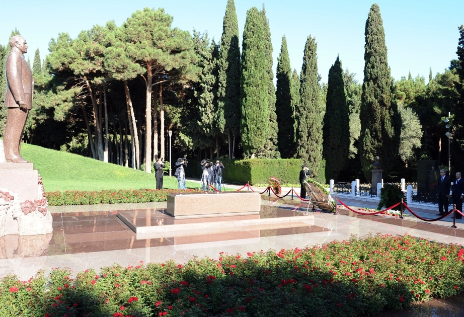 Hommage à la mémoire du leader national Heydar Aliyev et des martyrs