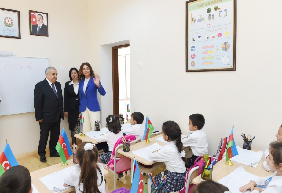 La première vice-présidente visite un nouveau bâtiment scolaire pour les enfants des familles déplacées