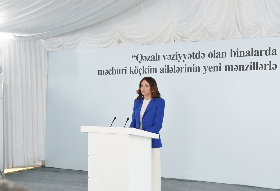 Məcburi köçkünlər üçün Masazır qəsəbəsində salınan şəhərcikdə tikilən yeni üç binada mənzillərin təqdim edilməsi mərasimi keçirilib Birinci vitse-prezident Mehriban Əliyeva mərasimdə iştirak edib YENİLƏNİB