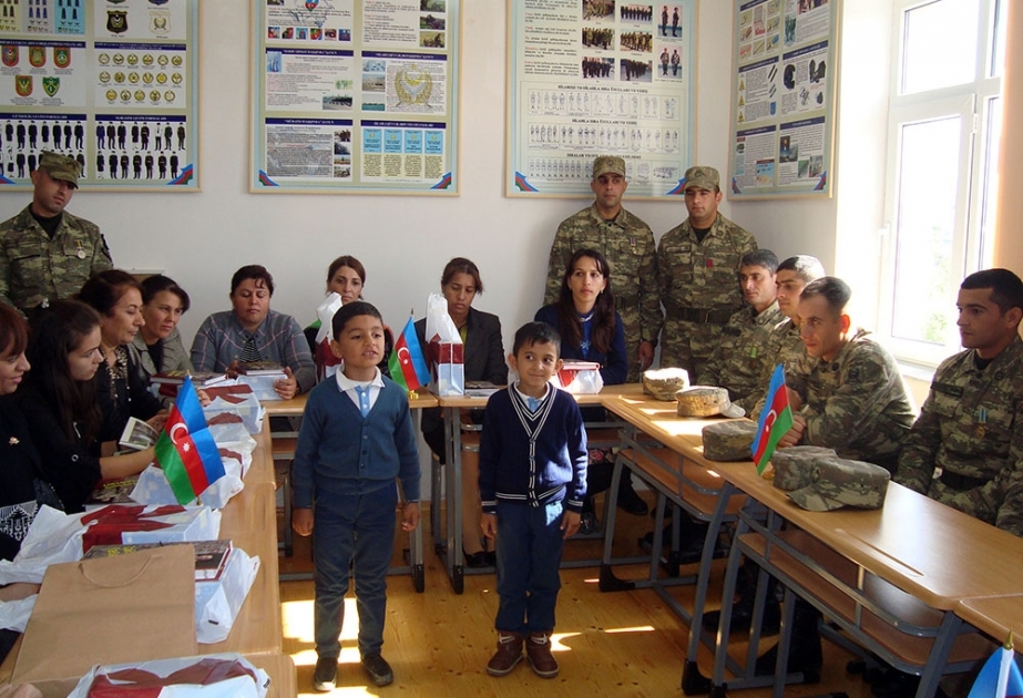 Hərbi qulluqçular müəllimləri peşə bayramları münasibətilə təbrik etmək üçün Cocuq Mərcanlıda olublar