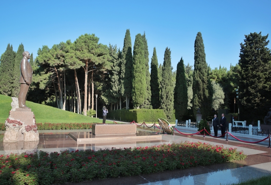 Hommage à la mémoire du leader national Heydar Aliyev et aux martyrs