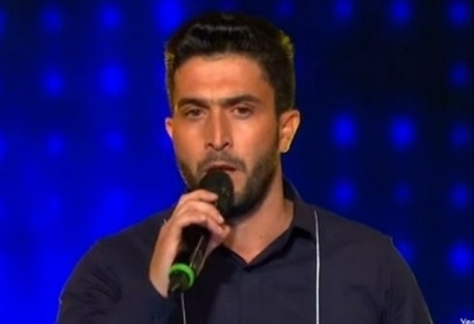 Ein Hirt aus Aserbaidschan singt Lied von Raschid Behbudov auf Bühne “O ses Türkiye“
