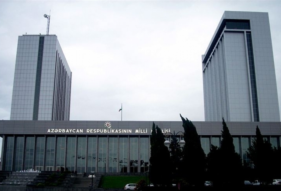 Aserbaidschans Parlamentarier in Minsk eingetroffen