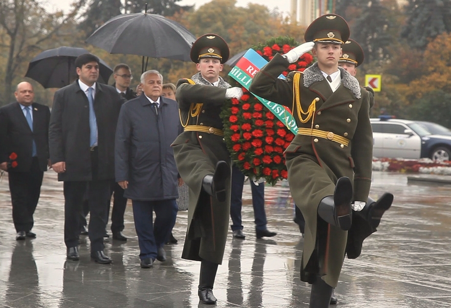Председатель Милли Меджлиса посетил в Минске мемориал, воздвигнутый в память о погибших в Великой Отечественной войне