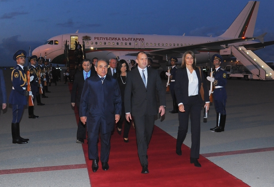 Le président bulgare Roumen Radev arrive en Azerbaïdjan pour une visite officielle