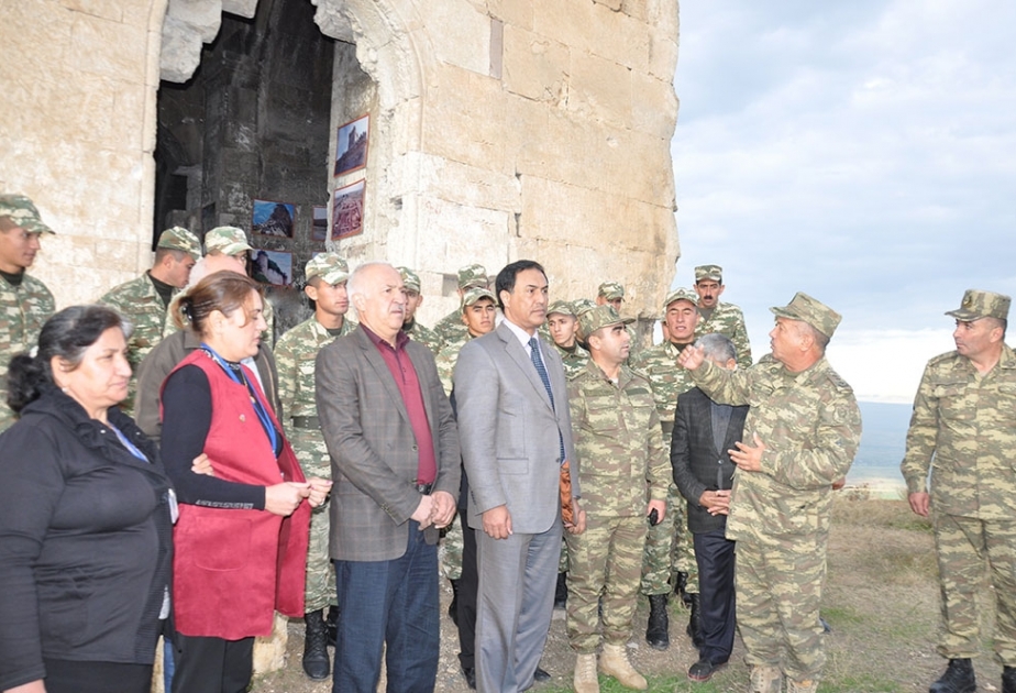 Döyüş mövqeyində “Azərbaycan qalaları xalqımızın yenilməzlik rəmzidir” sərgisi açılıb
