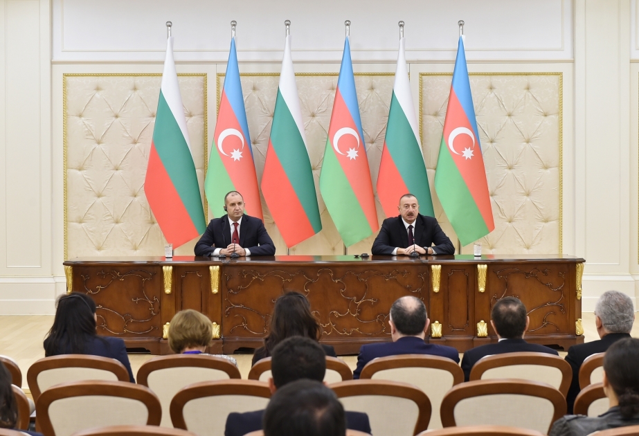 Präsident Ilham Aliyev und Präsident Rumen Radev treten mit Erklärungen für Presse auf VIDEO