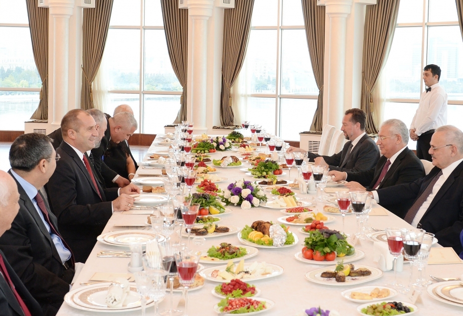 Gemeinsames Diner zwischen Aserbaidschans Premierminister Artur Rasizade und Bulgariens Präsident Rumen Radev
