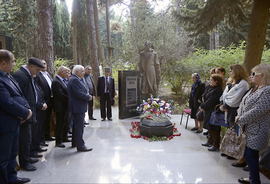 Xalq Şairi Məmməd Arazın məzarı ziyarət edilib
